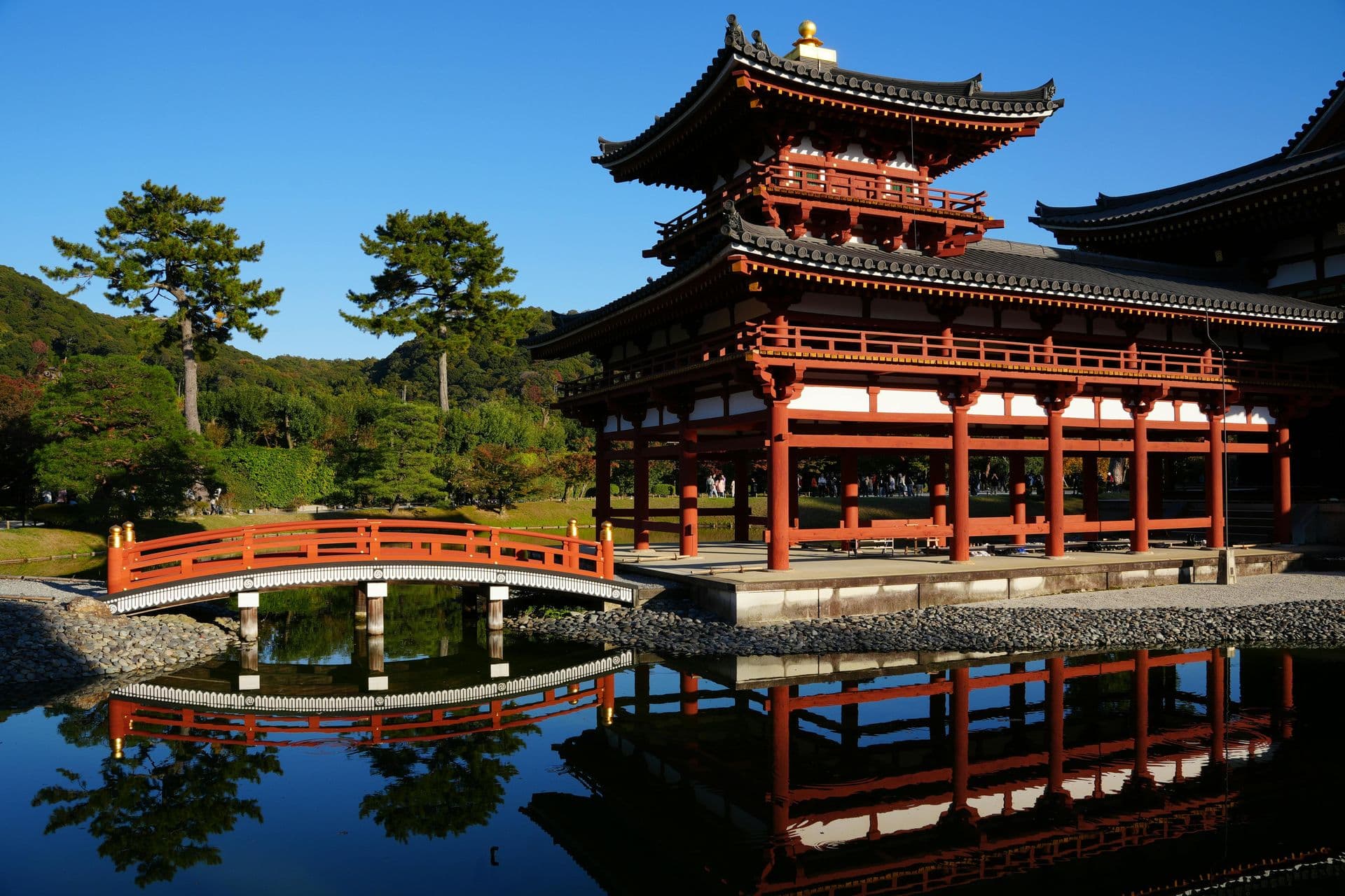 Byodo-in temple reflected in its pond